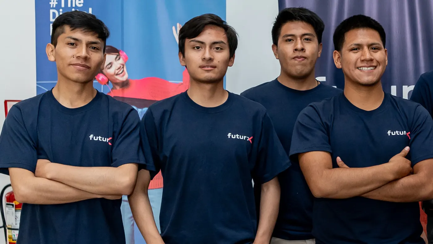 Cuatro integrantes de futurX con la camiseta azul y los brazos cruzados.