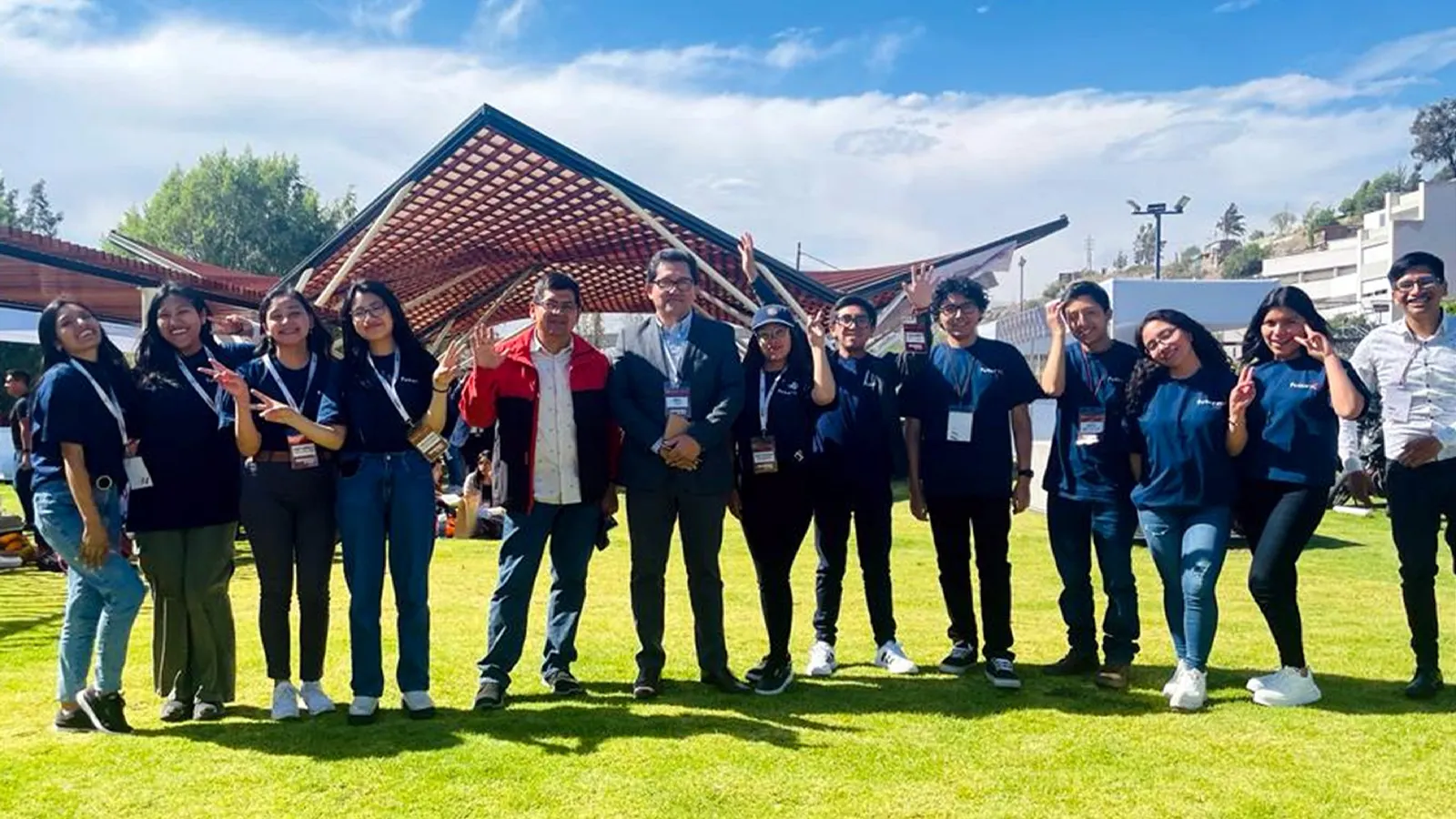 El equipo de futurX en el pasto, al aire libre, durante la cumbre Techsuyo en Arequipa.